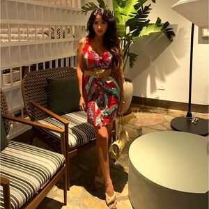 Stunning red tropical FARM Rio Summer Foliage
Linen Minidress😍